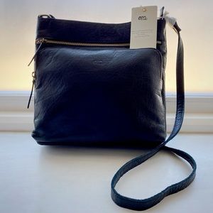Cross body leather purse with lots of pockets!